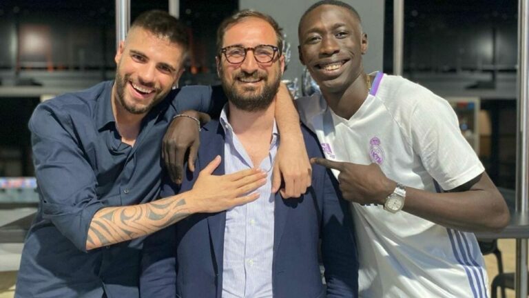 Riccardo Lanzo pubblica un libro imperdibile per gli influencer: “Un vero kit di sopravvivenza legale”