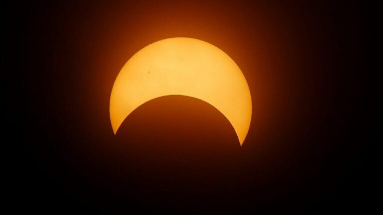 Eclissi solare: la prima parziale di quest’anno | Dove vederla