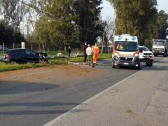 Incidente tra due auto: un morto e un ferito grave