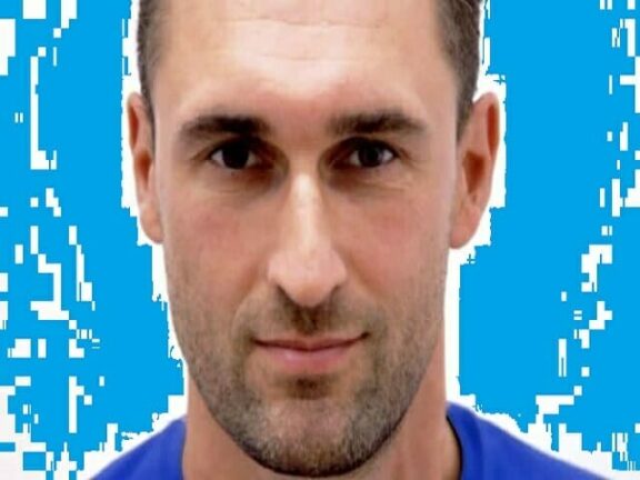 Muore poche ore dopo aver sposato la madre delle due figlie