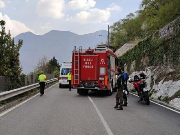 Scontro tra camion e moto: muore un uomo