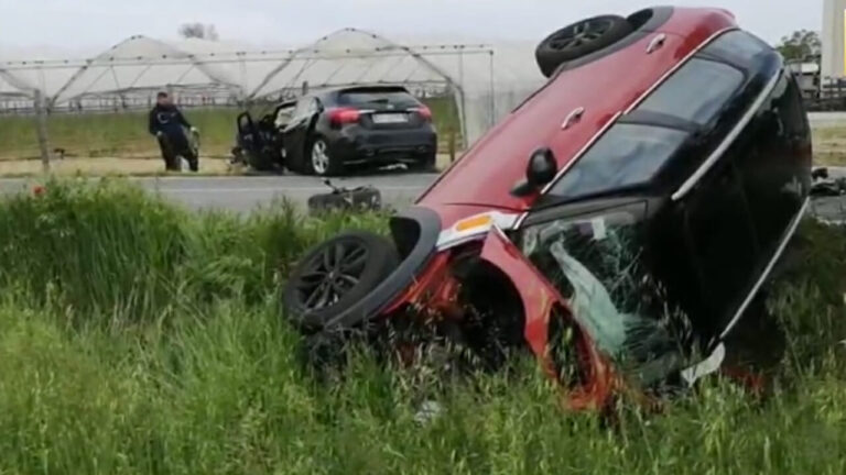 Scontro frontale tra auto: muore una donna di 74 anni