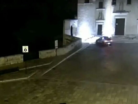 Sposina in luna di miele tenta il suicidio