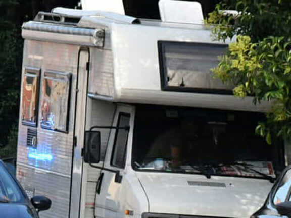 Uomo è stato trovato morto su un camper