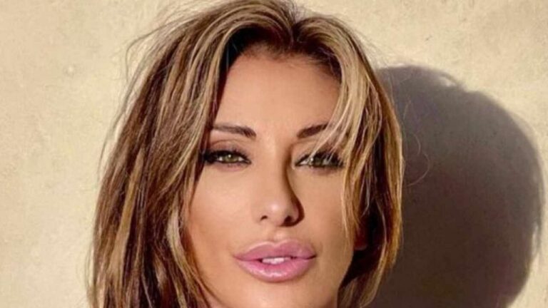 Sabrina Salerno la fa grossa, resta senza reggiseno