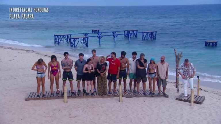 Isola dei Famosi è tutti contro tutti, insulti e colpi bassi