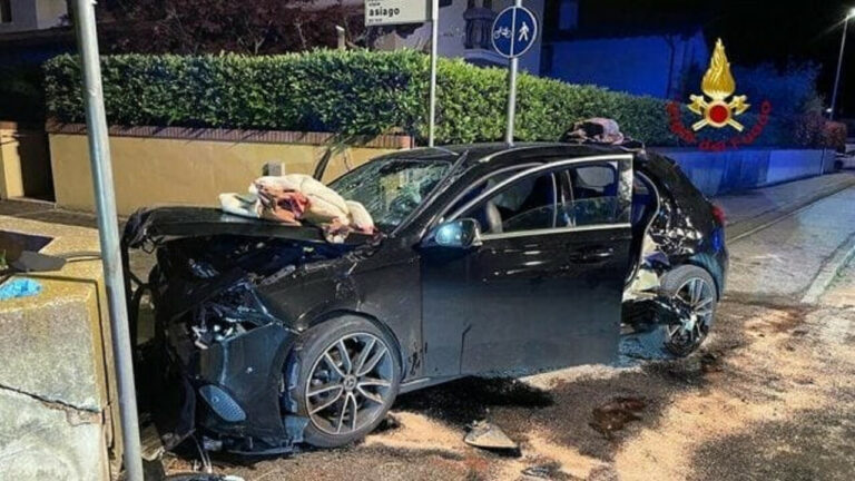Auto si schianta contro un muro: 19enne muore, feriti due amici