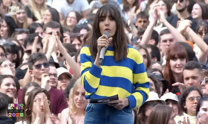 Concerto Primo Maggio: il messaggio del maglione di Ambra Angiolini