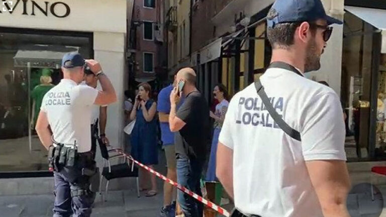 Venezia: uomo si toglie la vita sparandosi davanti ai turisti