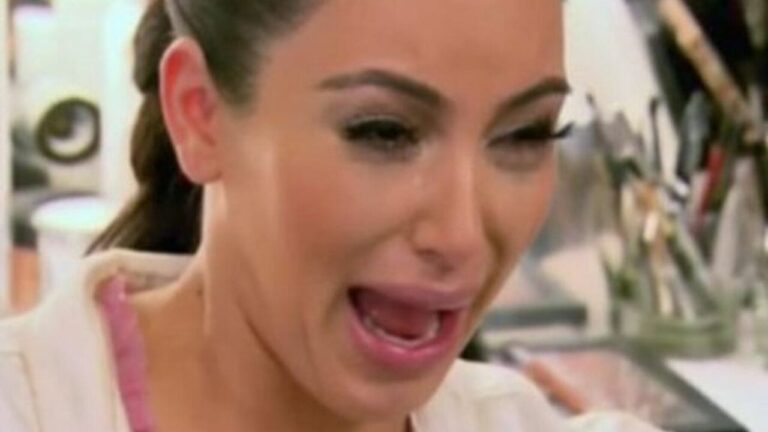 Kim Kardashian, la Regina Elisabetta la umilia, il posto non c’è