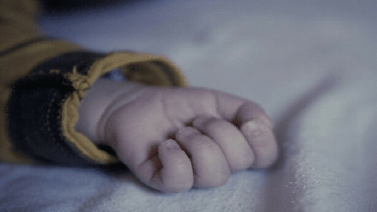 Roma: muore neonato mentre la mamma lo allatta