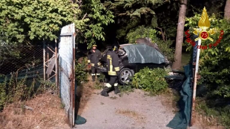 Incidente stradale, con l’auto contro un muro: Aniello muore a 24 anni