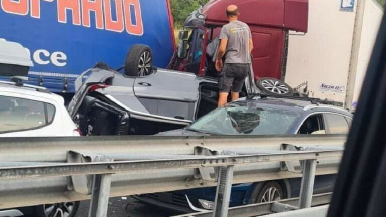 Incidente in autostrada: due i morti nello scontro fa auto e Tir