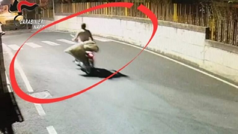 Lo ammazza e con lo scooter trasporta il corpo in un campo