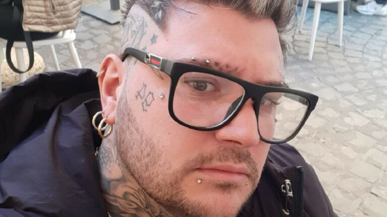 Motociclista 28enne finisce in scarpata e muore