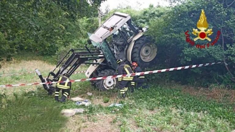 Trattore in un dirupo: muore agricoltore