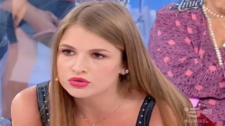 Uomini e Donne, Veronica sceglie e Andrea sbotta: “Non lancio una sedia…”