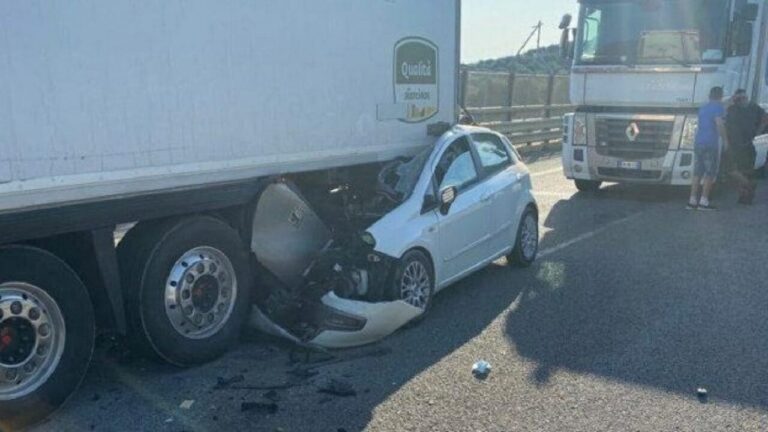 Auto si incastra sotto camion: muore 33enne