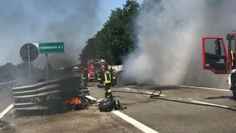 Incidente mortale sulla A15: scontro tra due auto
