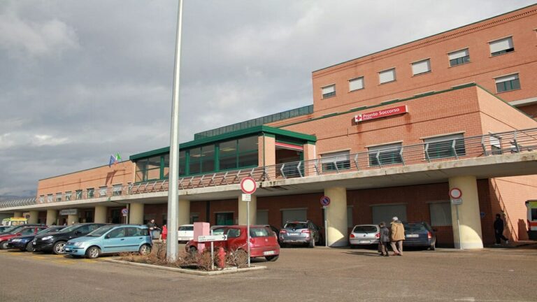 Pensionato cade dalla finestra dell’ospedale e muore