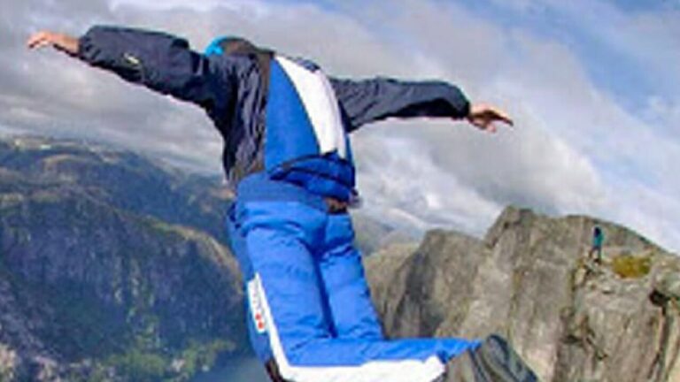 Tragedia sulle Alpi: base jumper si schianta sulle rocce