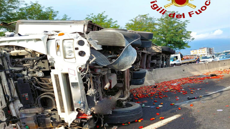 A16: si ribalta camion, muore l’autista