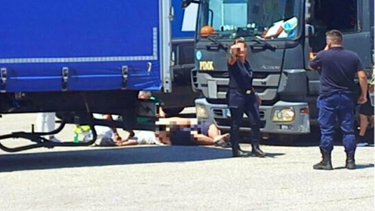 Camionista morto schiacciato da altro tir