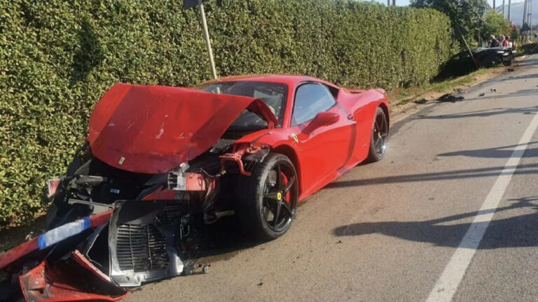 Incidente Frontale Tra Due Auto Distrutta Una Ferrari