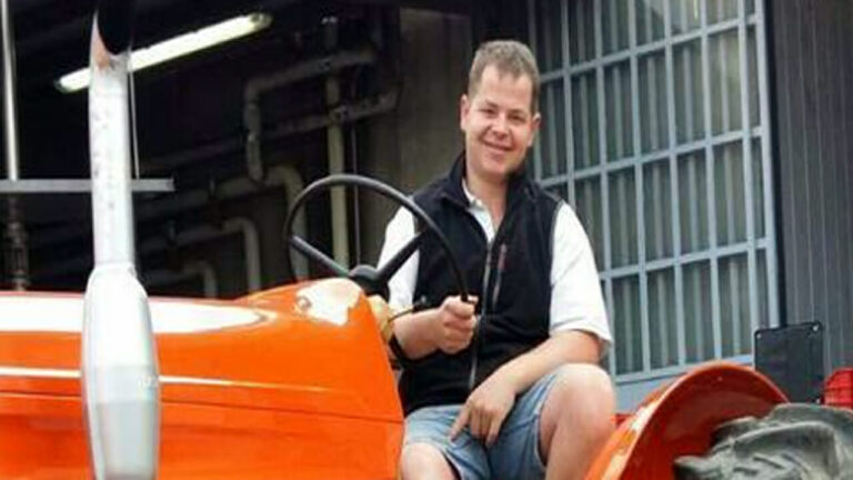 Trattore si ribalta giovane agricoltore muore