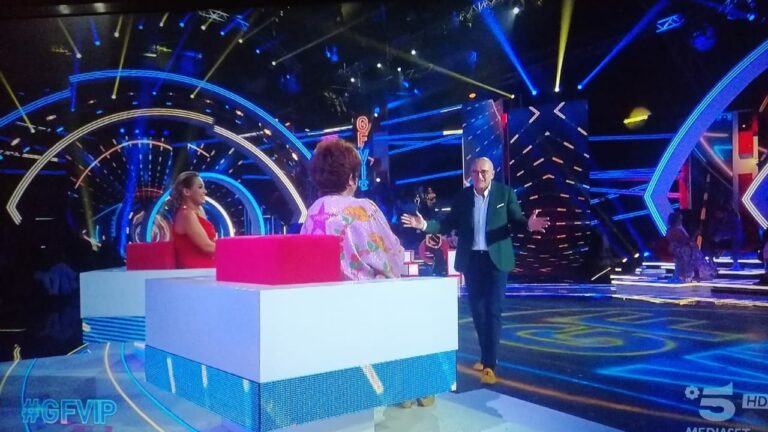 Grande Fratello vip: Signorini scambia la Berti per la Vanoni