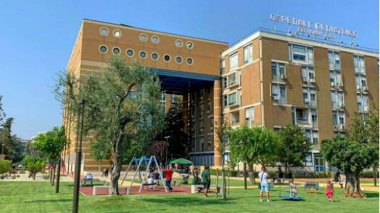 Bimbo muore e madre grave: bevono miscuglio di detersivi