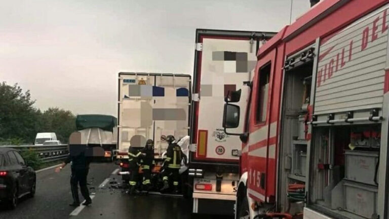 Incidente stradale: auto schiacciata, muore conducente