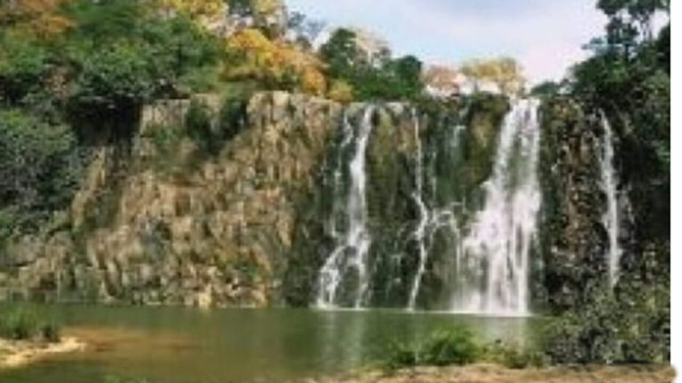 Selfie alle cascate, poi il dramma: morti sei giovani