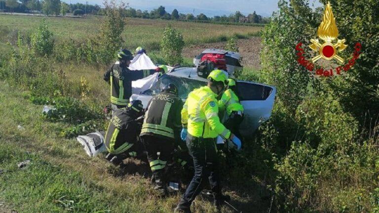 Terribile schianto: un morto e due feriti