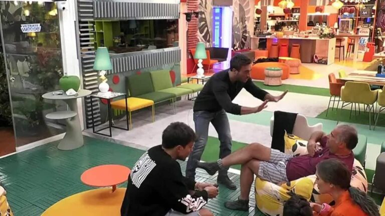 Antonino Spinalbese prende a parolacce Charlie