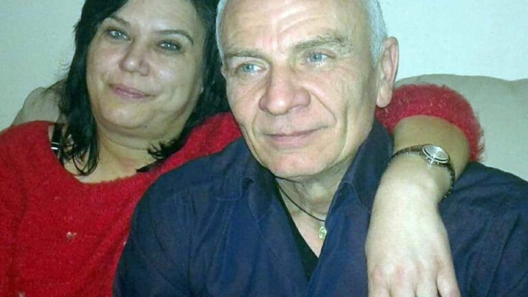 Aspettava i genitori a cena, li trova morti in un fossato