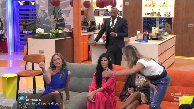 Grande Fratello Vip raptus di gelosia, volano paroloni