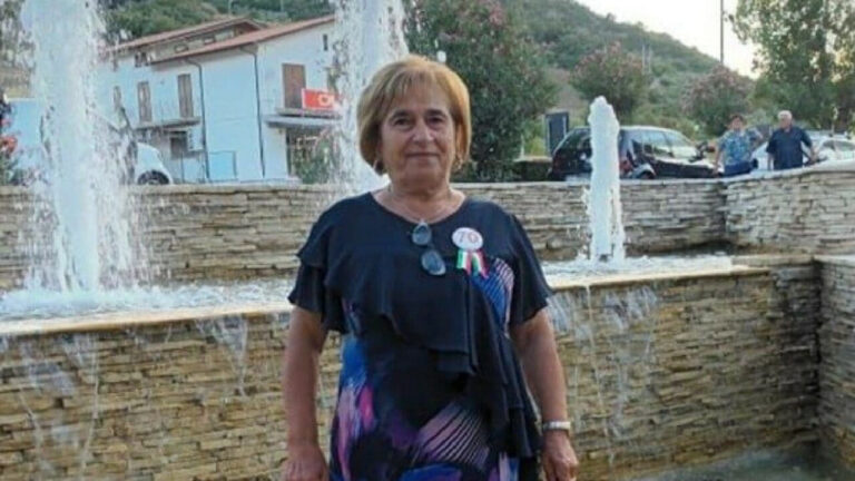 Auto contro albero: muore donna 70enne