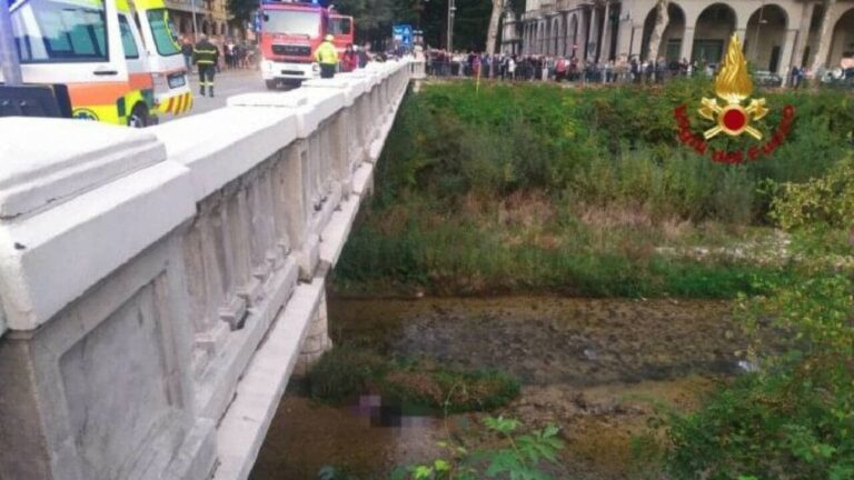 Donna precipita dal ponte per una foto