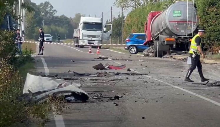 Incidente stradale: scontro fra auto e camion, 1 morto