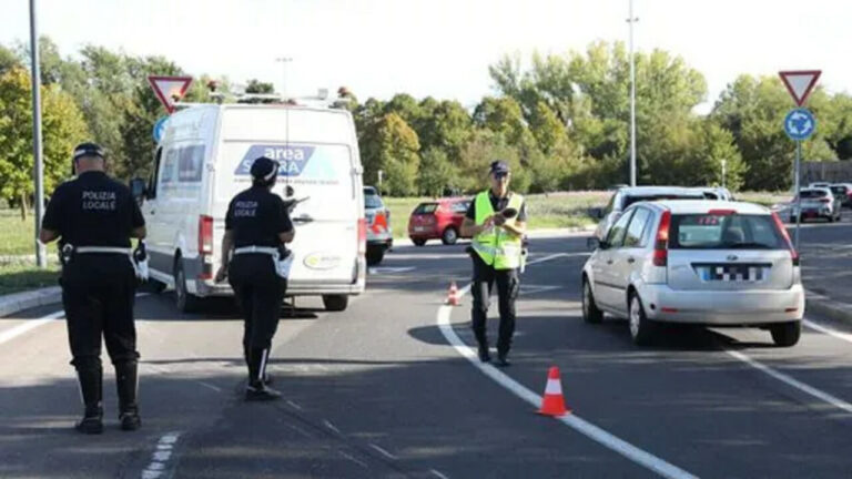 Si schianta in moto e muore a 21 anni