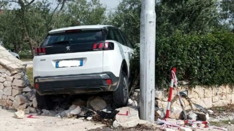Imprenditore si schianta in auto: morto sul colpo