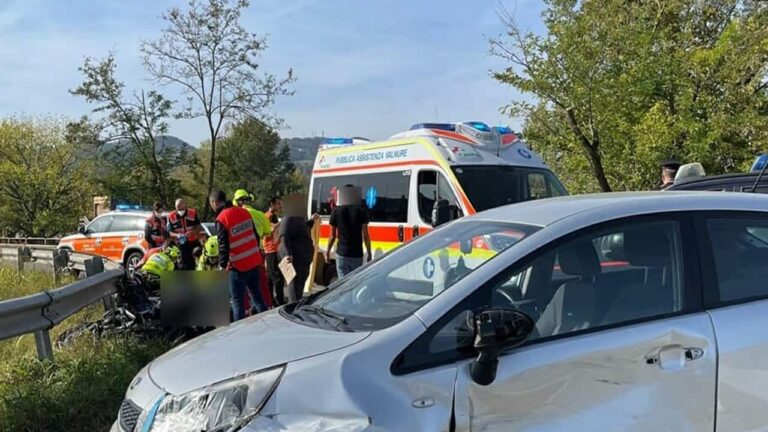 Moto e auto si scontrano: muore 28enne