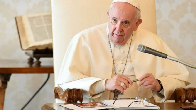 Papa Francesco: “Preti e suore guardano porno”