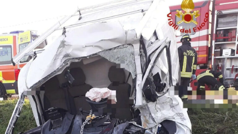 Scontro betoniera, furgone e bici: 2 morti