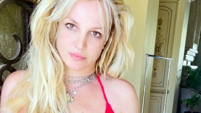 Britney Spears: la foto nuda nella vasca. “Ho piacere a fare schifo!”
