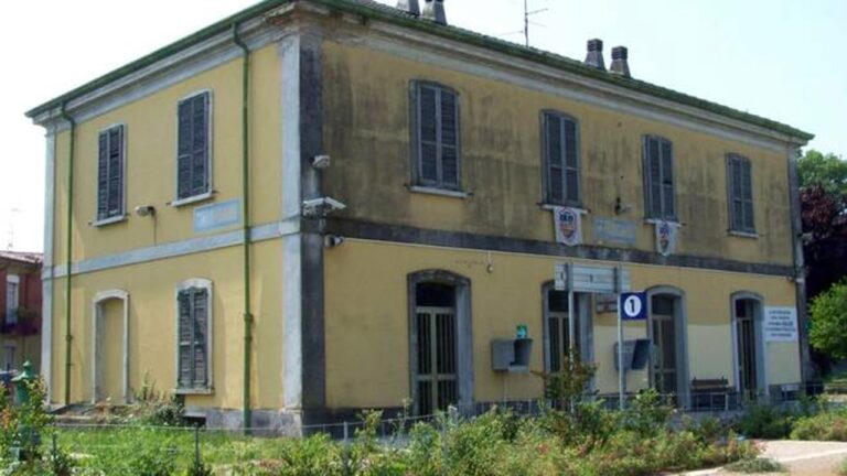Anziano travolto dal treno muore mentre attraversa i binari