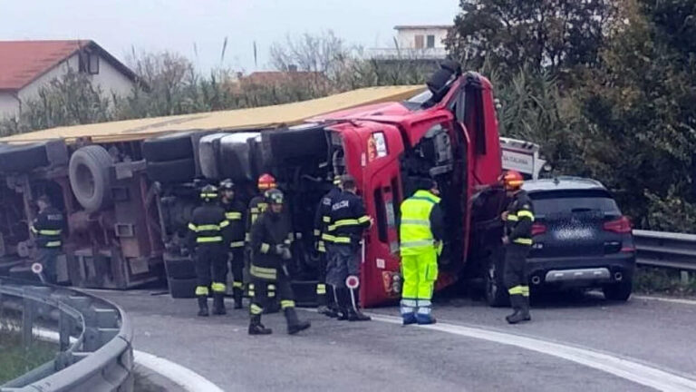 Chiaravalle: Tir si ribalta su ambulanza, 2 morti