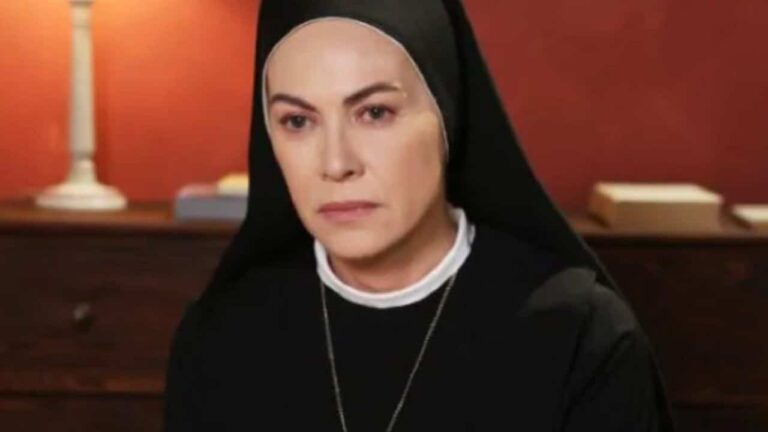 Elena Sofia Ricci: “Piango da giorni” dopo l’addio a Che Dio ci aiuti