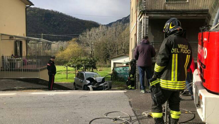Garfagnana: auto si schianta contro muro, 2 morti